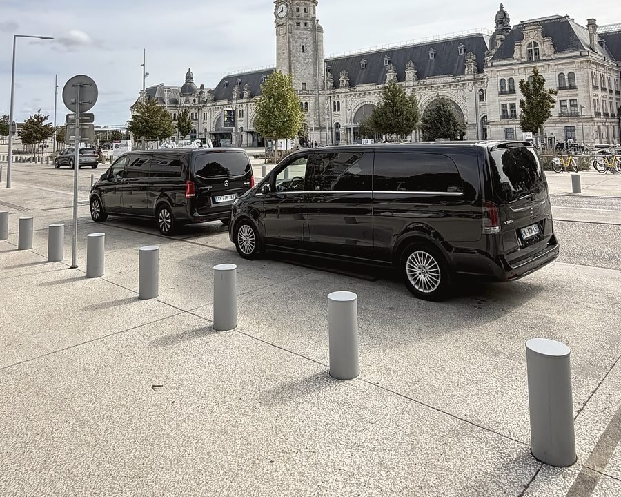 Vans devant la gare de La Rochelle