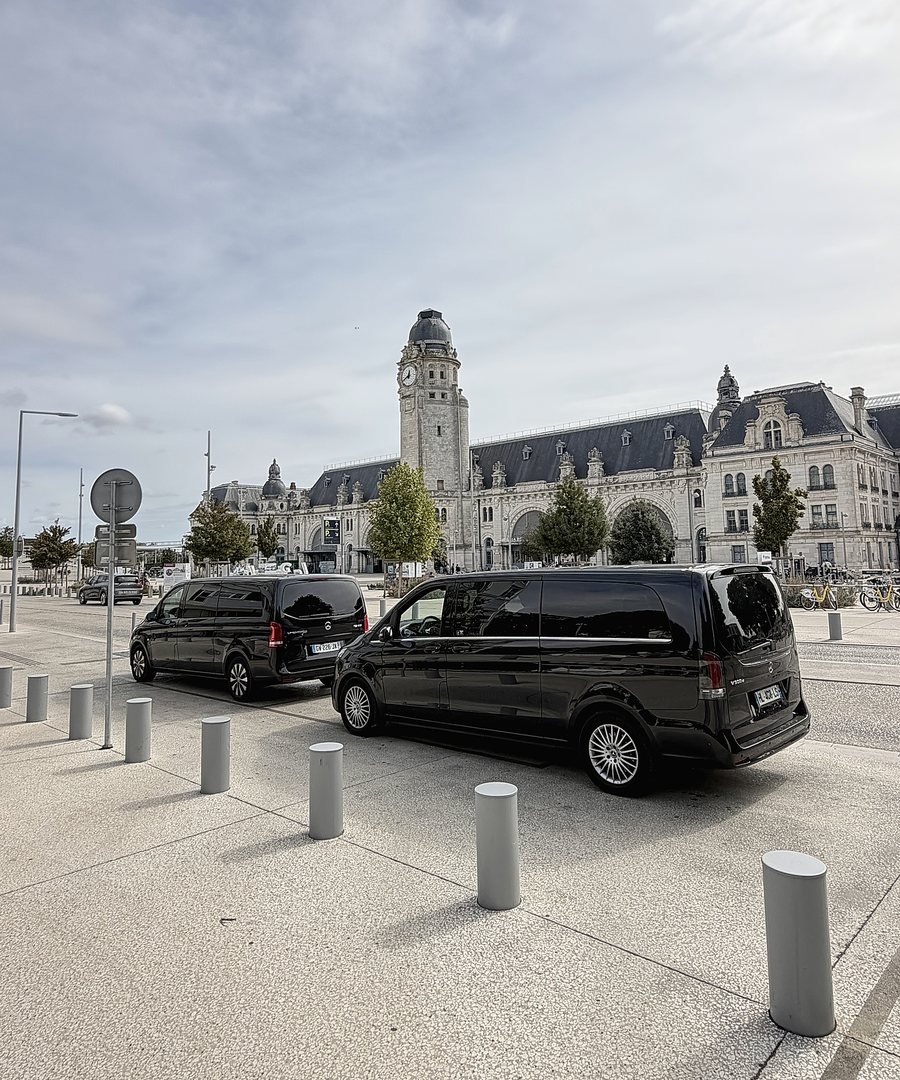 MyCourse vans outside La Rochelle train station